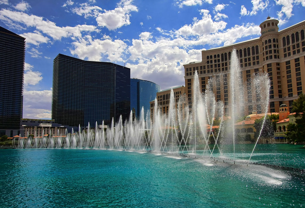 The Bellagio fountains are one of the best attractions in Las Vegas ... photo by CC user Photographersnature on wikimedia commons