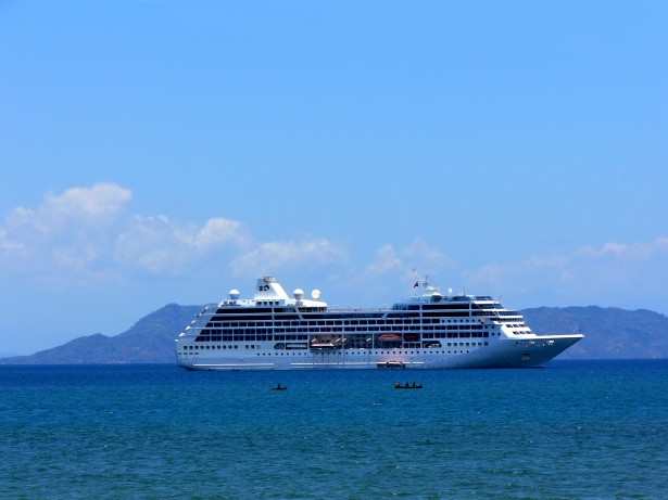 cruise-ship-in-bay