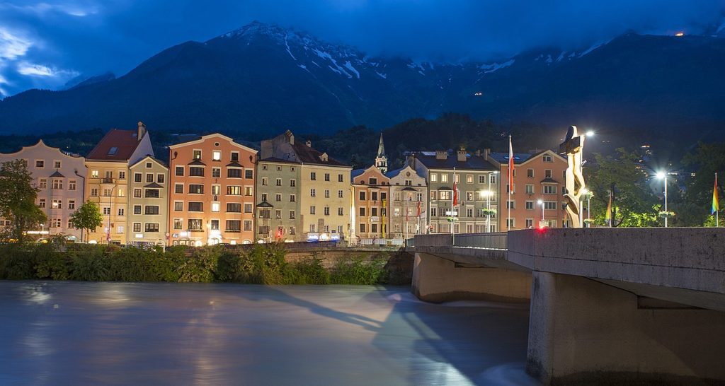 1280px-Innsbruck_at_blue_hour